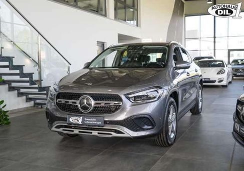 Mercedes-Benz GLA 200, 2021