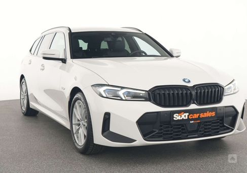 BMW 330, 2022