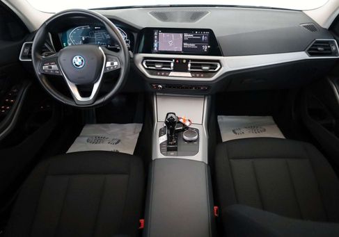 BMW 330, 2022