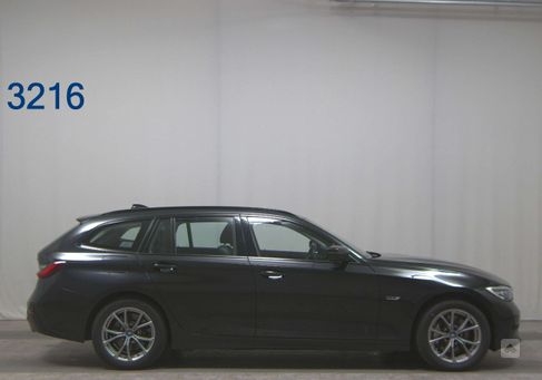 BMW 330, 2022