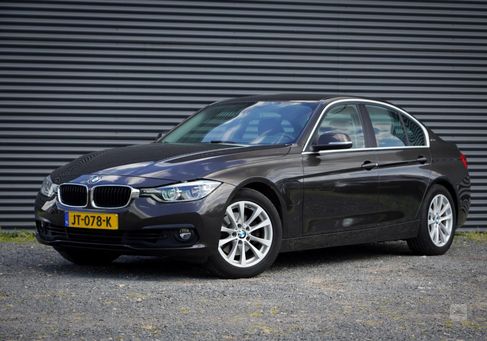 BMW 330, 2016