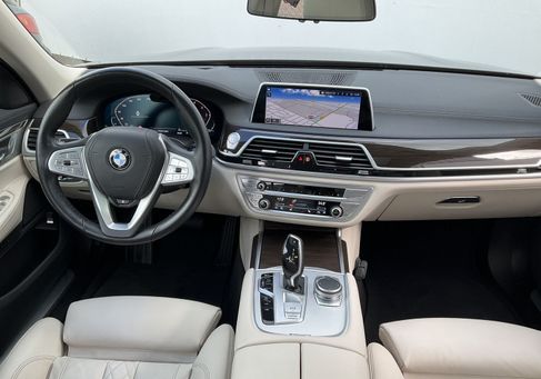 BMW 730, 2020