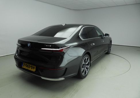 BMW 750, 2024