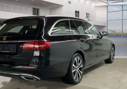 Mercedes-Benz E 300, 2022 3