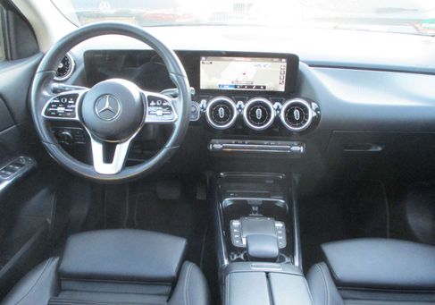 Mercedes-Benz GLA 200, 2021