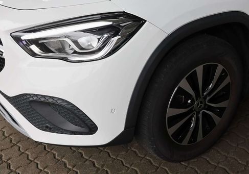 Mercedes-Benz GLA 200, 2021