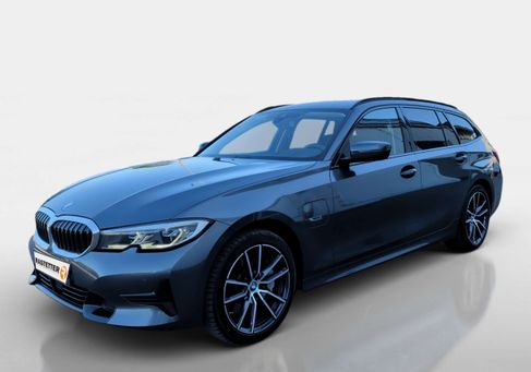 BMW 330, 2022