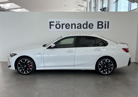 BMW 330, 2025