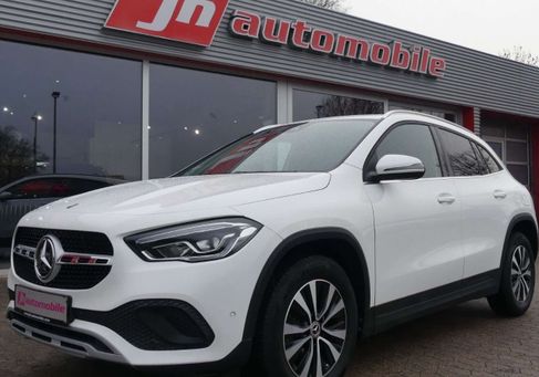 Mercedes-Benz GLA 200, 2021