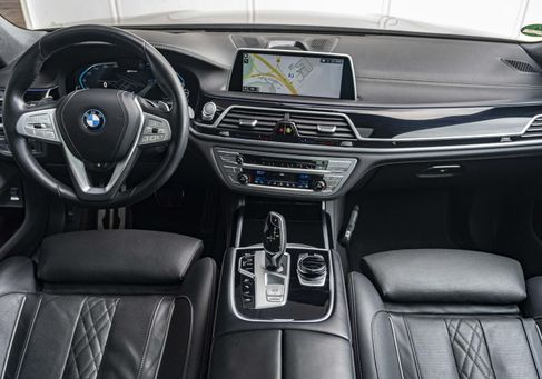 BMW 745, 2022