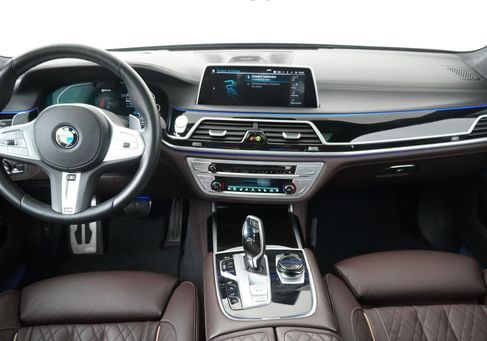 BMW 745, 2021