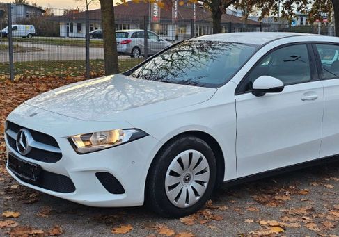 Mercedes-Benz A 180, 2022 3