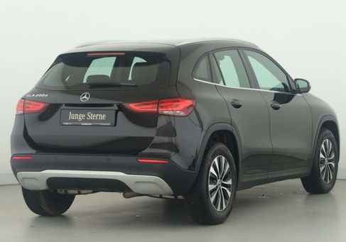 Mercedes-Benz GLA 200, 2022