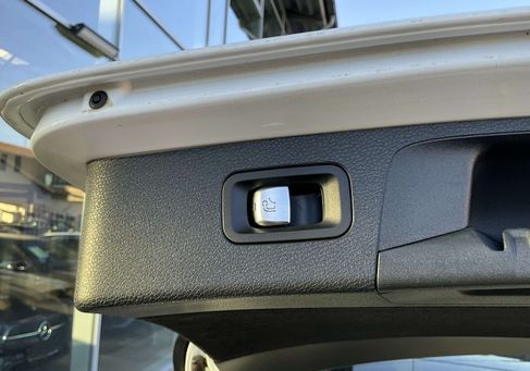 Mercedes-Benz E 300, 2023 3