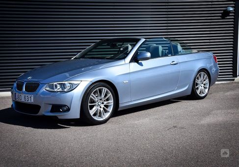 BMW 330, 2011