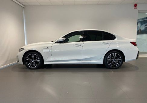 BMW 330, 2025 2