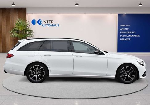 Mercedes-Benz E 220, 2022 3