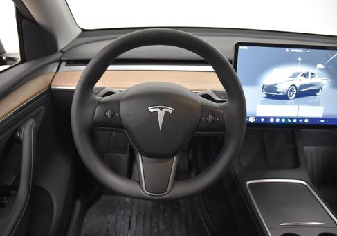 Tesla Model Y, 2024