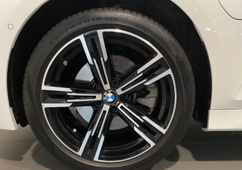 BMW 330, 2025
