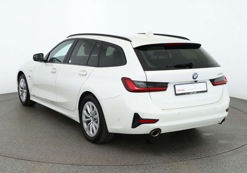 BMW 330, 2022