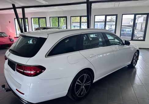 Mercedes-Benz E 200, 2022 3