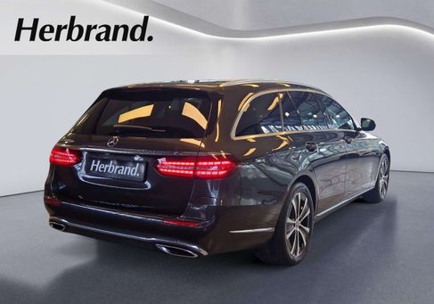 Mercedes-Benz E 300, 2023 3