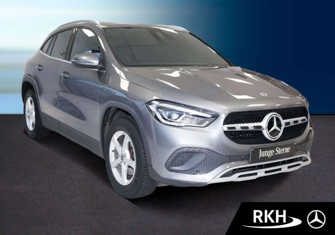 Mercedes-Benz GLA 200, 2021