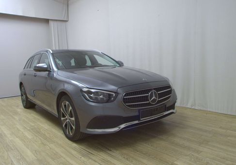 Mercedes-Benz E 300, 2022 3
