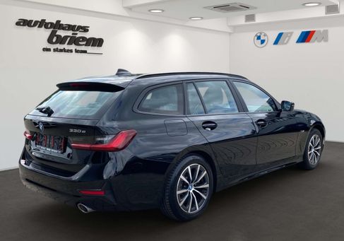 BMW 330, 2022