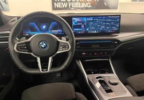 BMW 330, 2025