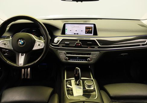 BMW 745, 2019