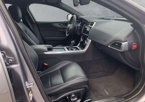 Jaguar XE, 2019 3