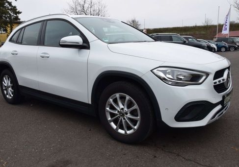 Mercedes-Benz GLA 200, 2022