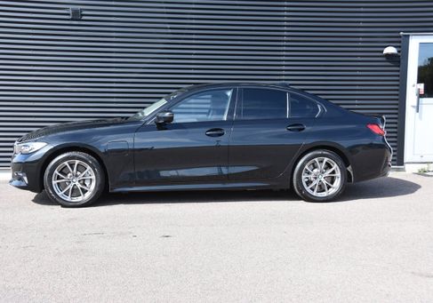 BMW 330, 2021
