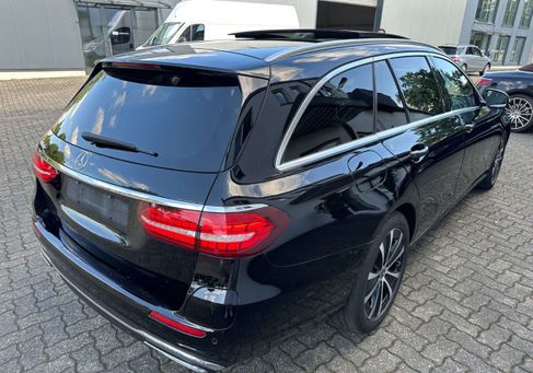 Mercedes-Benz E 300, 2022 3