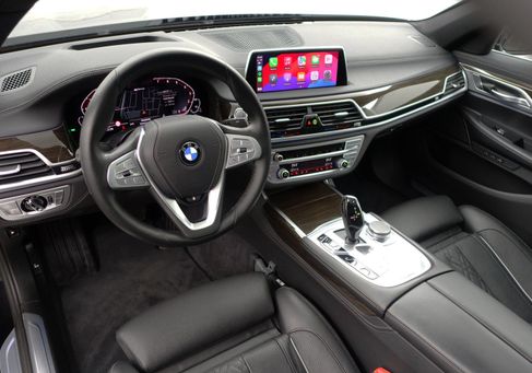 BMW 745, 2020
