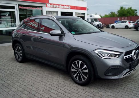 Mercedes-Benz GLA 200, 2021