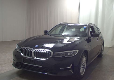 BMW 330, 2022