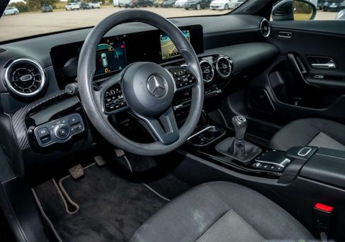 Mercedes-Benz CLA 180, 2021