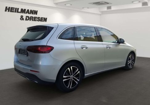 Mercedes-Benz B 180, 2023 3