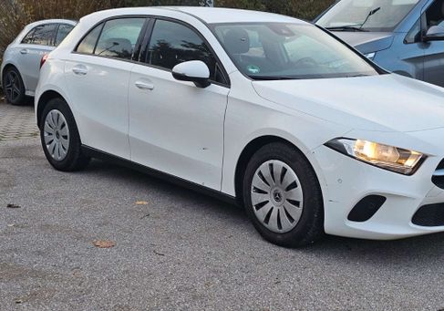 Mercedes-Benz A 180, 2022 3