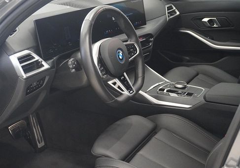 BMW 330, 2025