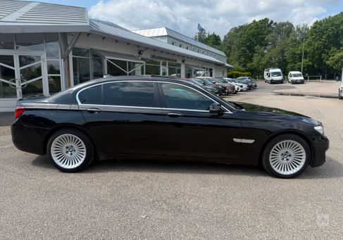 BMW 750, 2013