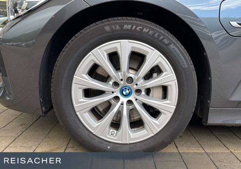 BMW 330, 2022