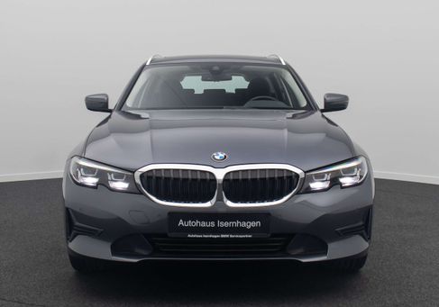 BMW 330, 2022