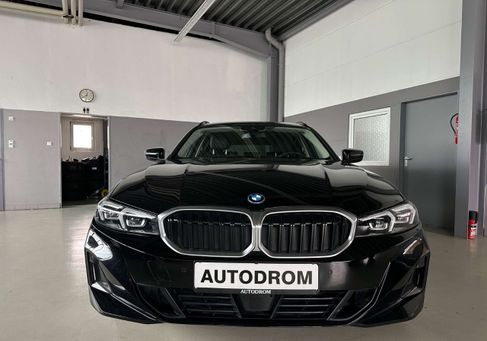 BMW 330, 2022