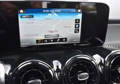 Mercedes-Benz GLB 200, 2023