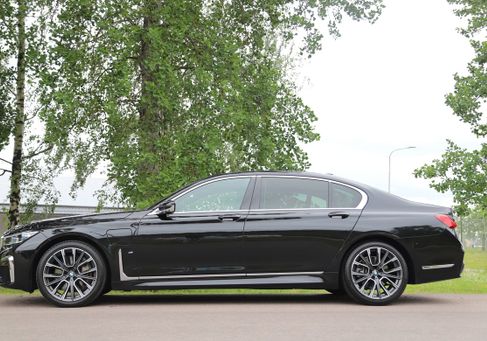BMW 745, 2020