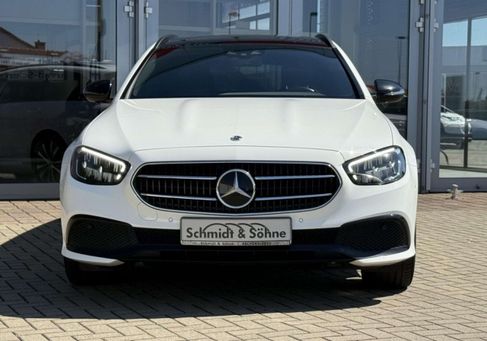 Mercedes-Benz E 300, 2022 3