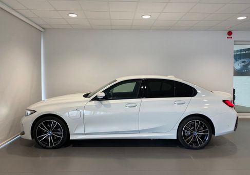 BMW 330, 2025